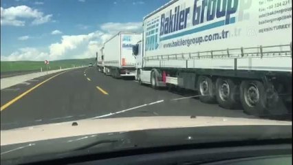 Çıldır-Aktaş Gümrük Kapısı'ndaki tır kuyruğu 7 kilometreyi geçti