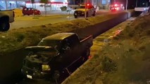 Luego de chocar contra otro vehículo, una camioneta cayó dentro de un canal en carretera a Colotlán