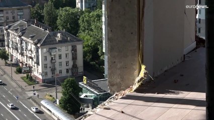 Ucrania | Vecinos se unen para salvar un edificio impactado por un misil ruso