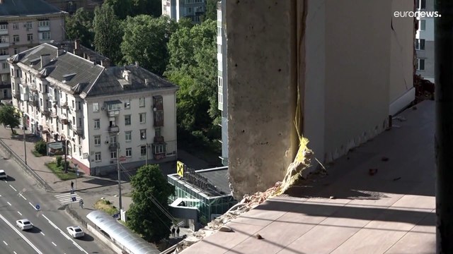 Ucrania | Vecinos se unen para salvar un edificio impactado por un misil ruso