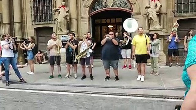 Las charangas salen a las calles de Pamplona en el sexto peldaño de la escalera de San Fermín