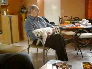 une vie de chien sur les jambes de son pepere