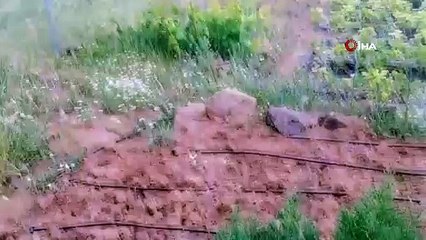 Ankara'yı sel vurdu... Sürüklenen iki araç toprak altında kaldı