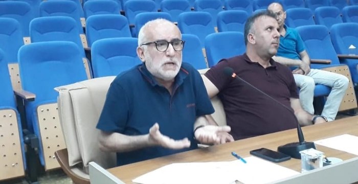 Elazığ İl Genel Meclisi'nde MHP'liler, AKP'lileri protesto etti