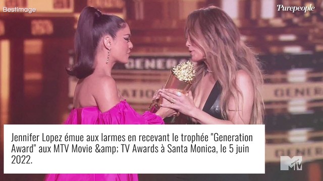 Jennifer Lopez en véritable bombe aux MTV Movie Awards dans une robe risquée !