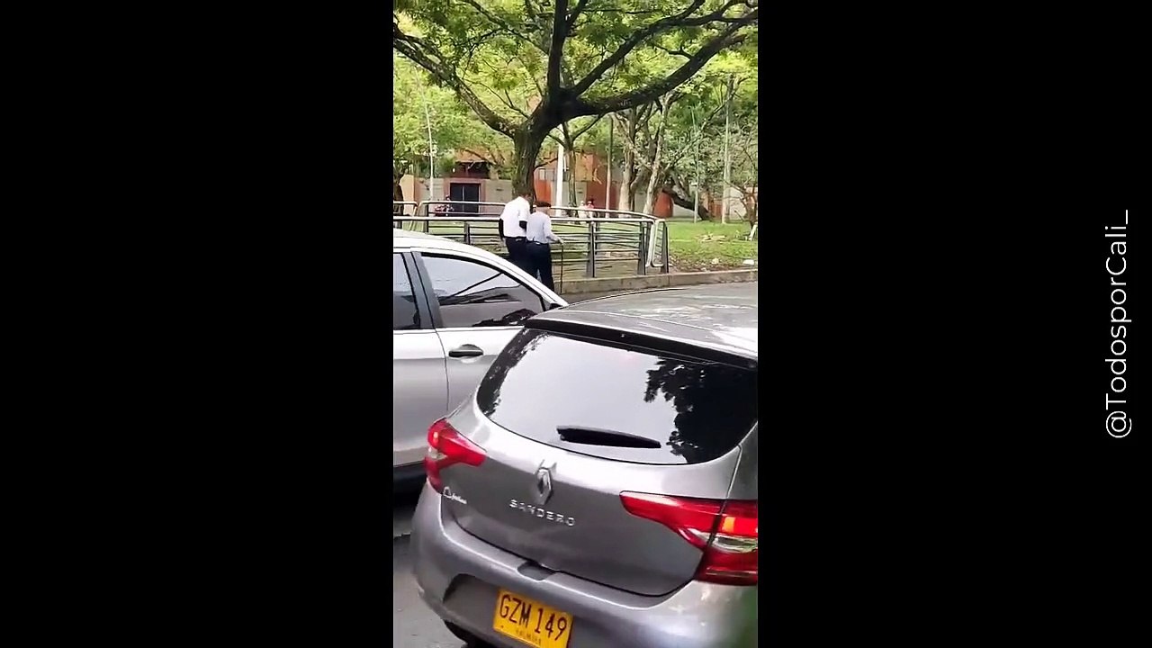 Conductor de autobús se bajó del vehículo y ayudó a un abuelito a cruzar la calle