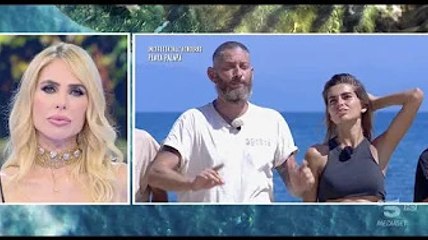 Tải video: Isola dei Famosi, Edoardo Tavassi non ha pietà del naufrago: l'affondo in diretta E' da poco iniziat