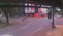 Câmera registrou momento de grave acidente no Centro; confira imagens