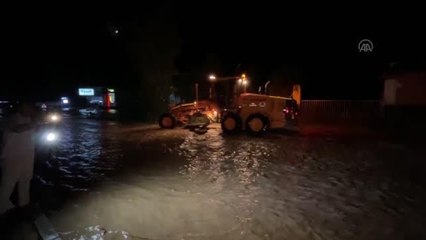 Sağanak sonucu oluşan sel ulaşımı aksattı