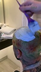 Christian Nodal cambia de look, ahora trae el cabello morado