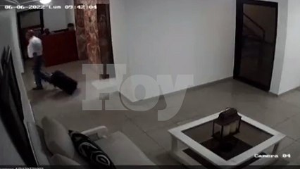 Presunto asesino de Orlando Jorge Mera mientras sale de su casa