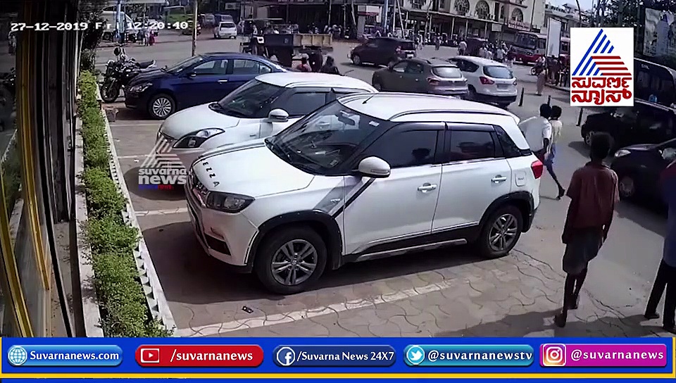 ಬಳ್ಳಾರಿ: ಚಲಿಸುವ ಬಸ್ ಹಿಂಬದಿ ಚಕ್ರಕ್ಕೆ ತಲೆಕೊಟ್ಟ, ವಿಡಿಯೋ