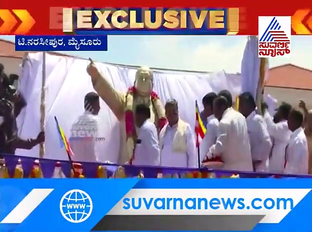 ಸಿದ್ದು-ಪ್ರಸಾದ್ ಮುಖಾಮುಖಿ: ಒಂದೇ ವೇದಿಕೆಯಲ್ಲಿ ರಾಜಕೀಯ ಬದ್ಧ ವೈರಿಗಳು! ಮುಂದೇನಾಯ್ತು?