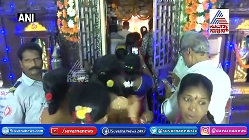 ದುರ್ಗೆಗೆ 4Kg ಚಿನ್ನ, 2 ಕೋಟಿ ಮೌಲ್ಯದ ನೋಟುಗಳಿಂದ ಅಲಂಕಾರ!