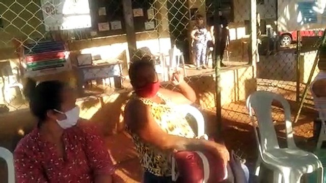 Moradoras aguardam por horas na fila do CRAS do Paranoá