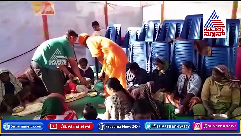 ಗವಿಸಿದ್ದೇಶ್ವರ ಜಾತ್ರೆ: ಪೌರ ಕಾರ್ಮಿಕರಿಗೆ ಊಟ ಬಡಿಸಿ ಸರಳತೆ ಮೆರೆದ ಶ್ರೀಗಳು