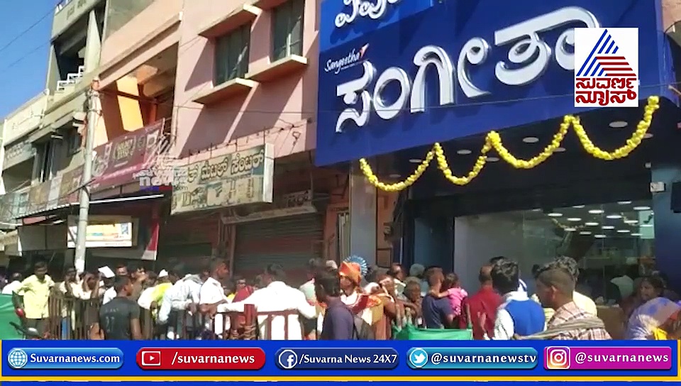 ಕೇವಲ 200ರೂ. ಗೆ ಹೊಚ್ಚ ಹೊಸ ಮೊಬೈಲ್, ಮುಗಿಬಿದ್ದ ಜನ!