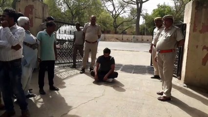 तपती दुपहरी में नगरपरिषद गेट पर धरने पर बैठा ये पार्षद, जानिए पूरा मामला