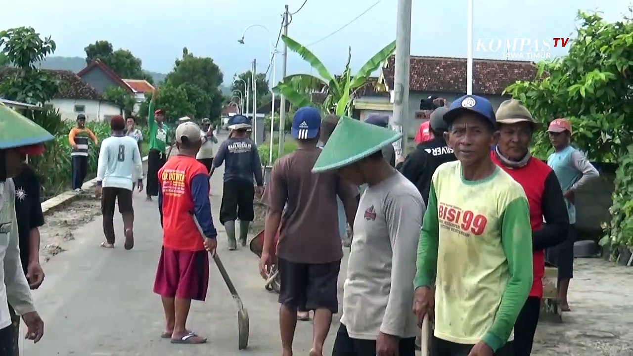 Aksi Sosial Crazy Rich Ponorogo Perbaiki Jalan Rusak di Kampung