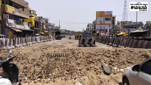 கழன்று ஓடி லாரி டயர்; நடத்து சென்ற நபர் மீது மோதும் சிசிடிவி காட்சிகள்