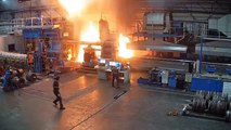 Así comienza un incendio en una nave industrial de Sevilla