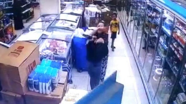 Kadın müşteri kadın çalışanı dövdü