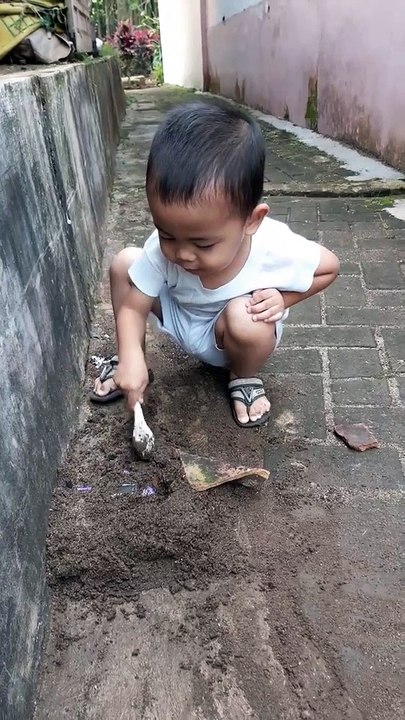 satu masa kecil yang hilang (zaman now) - main pasir main robot Ultraman