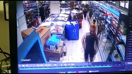 Çocuğu yanındayken market çalışanına saldırdı