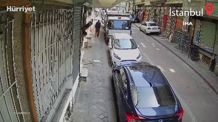Zeytinburnu'nda apartman kapısını çalan hırsız kamerada