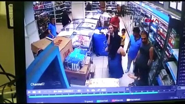 Market çalışanına kendi çocuğunun gözü önünde kabusu yaşattı