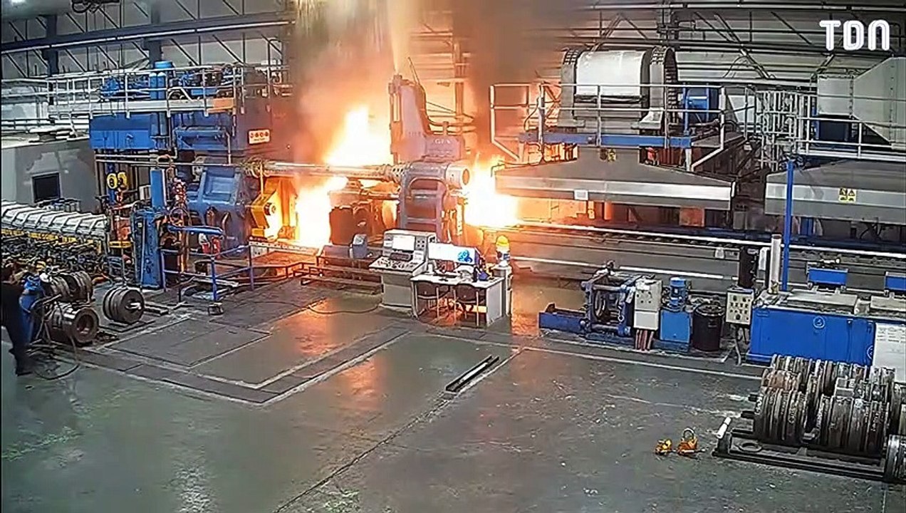 Un énorme feu se déclare dans une usine d'alumi...