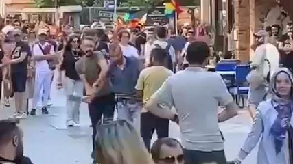 Kadıköy’de satırlı kişiye vatandaş müdahalesi