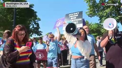 An abortion rights activist chains himself to the SCOTUS fence.