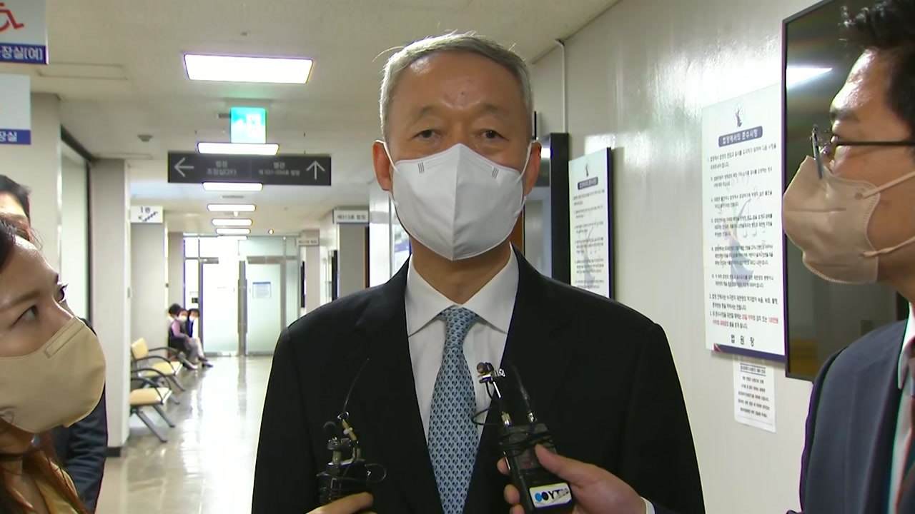 '월성 원전 사건' 백운규 등 법정 출석..."법이 정한 규정에 따라 추진" / YTN