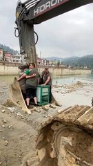 Dereye düşen yaralı karaca iş makinesi ile kurtarıldı