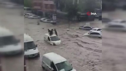 Başkent'te sağanak yağmur sonrası sokaklar dereye döndü