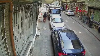 Apartman kapısını sırtlayarak çaldı