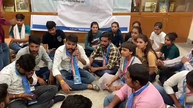 RAjasthan University- कुलपति चेंबर में एनएसयूआई का प्रदर्शन, कॉलेज छात्राओं के साथ छेड़छाड़ का विरोध