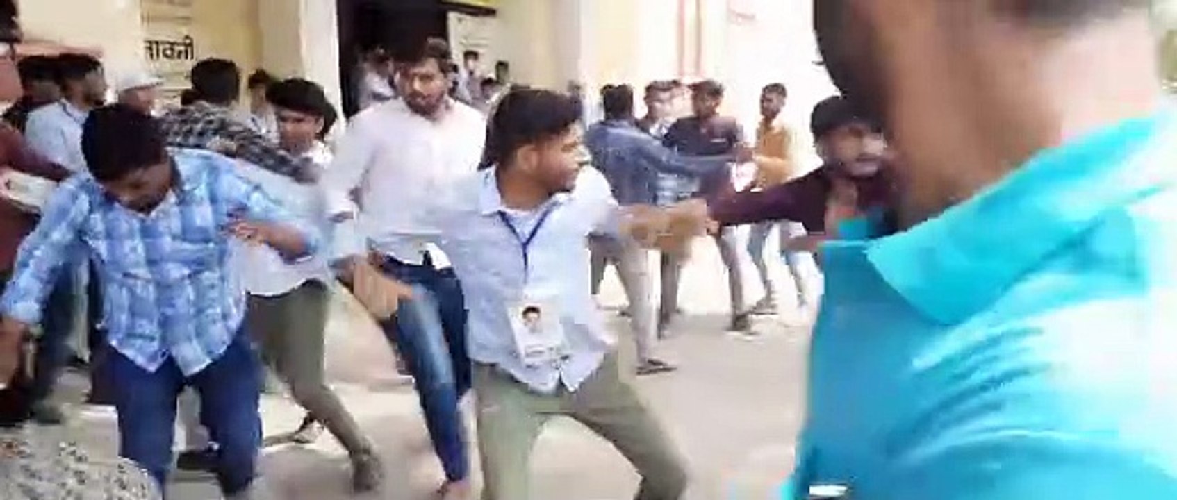 Viral Video- राजस्थान कॉेलेज में  भिड़े दो गुट, जमकर चले लात घूंसे