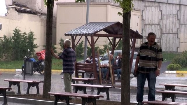 Küçükçekmece'de aniden bastıran yağmur vatandaşlara zor anlar yaşattı