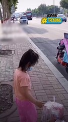 Cảm động bé gái đứng đợi bên đường 2 tiếng chỉ để đổi lấy vài phút gặp người đặc biệt