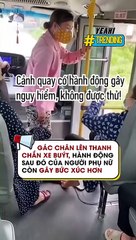 Gác chân lên thanh chắn xe buýt hành động sau đó của người phụ nữ còn gây bức xúc hơn