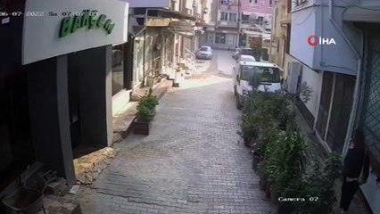 Sokakta cansız bedeni bulundu! O anlar kamerada: Genç kadın girdiği binadan yola düştü