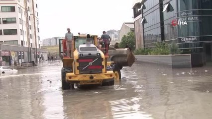 Başkent'te sel...Araçlar sular altında kaldı, vatandaşlar mahsur kaldıkları yerden iş makineleriyle kurtarıldı