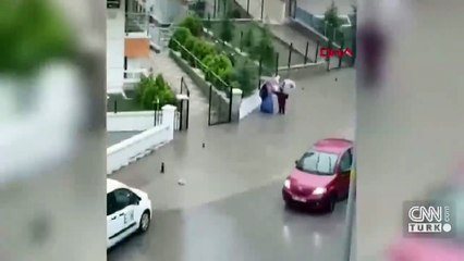 Başkent'te sağanak yağmur sonrası sokaklar dereye döndü