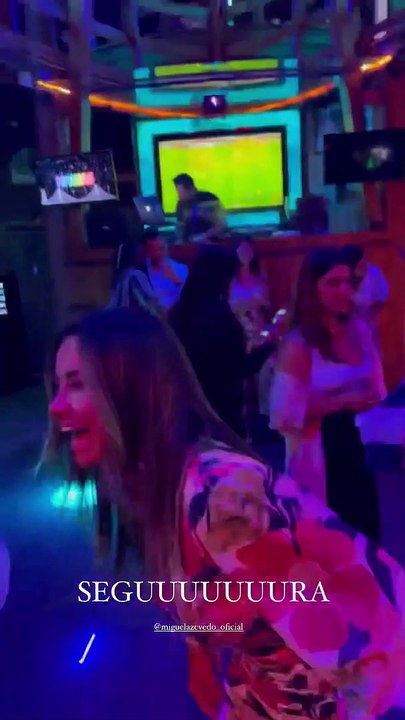 Eufórica Bruna Gomes passeia-se pelas ruas de Lisboa.