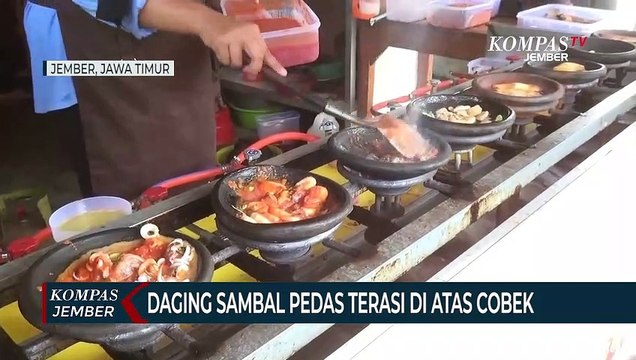 Daging Sambal Pedas Terasi Dimasak dan Disajikan di Atas Cobek