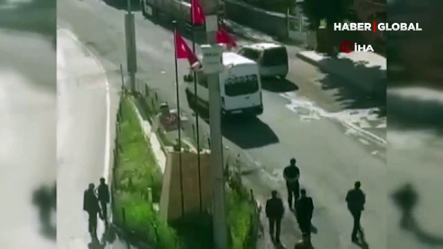 Boz ayı paniği kamerada! Vatandaşlar böyle kaçıştı