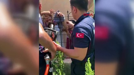 Böyle kurtarıldı! İşçinin eli tutunmak istediği demir korkuluğa saplandı