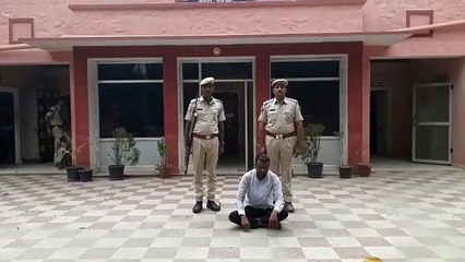 साथी की जगह दे रहा था परीक्षा, पुलिस ने दबोचा